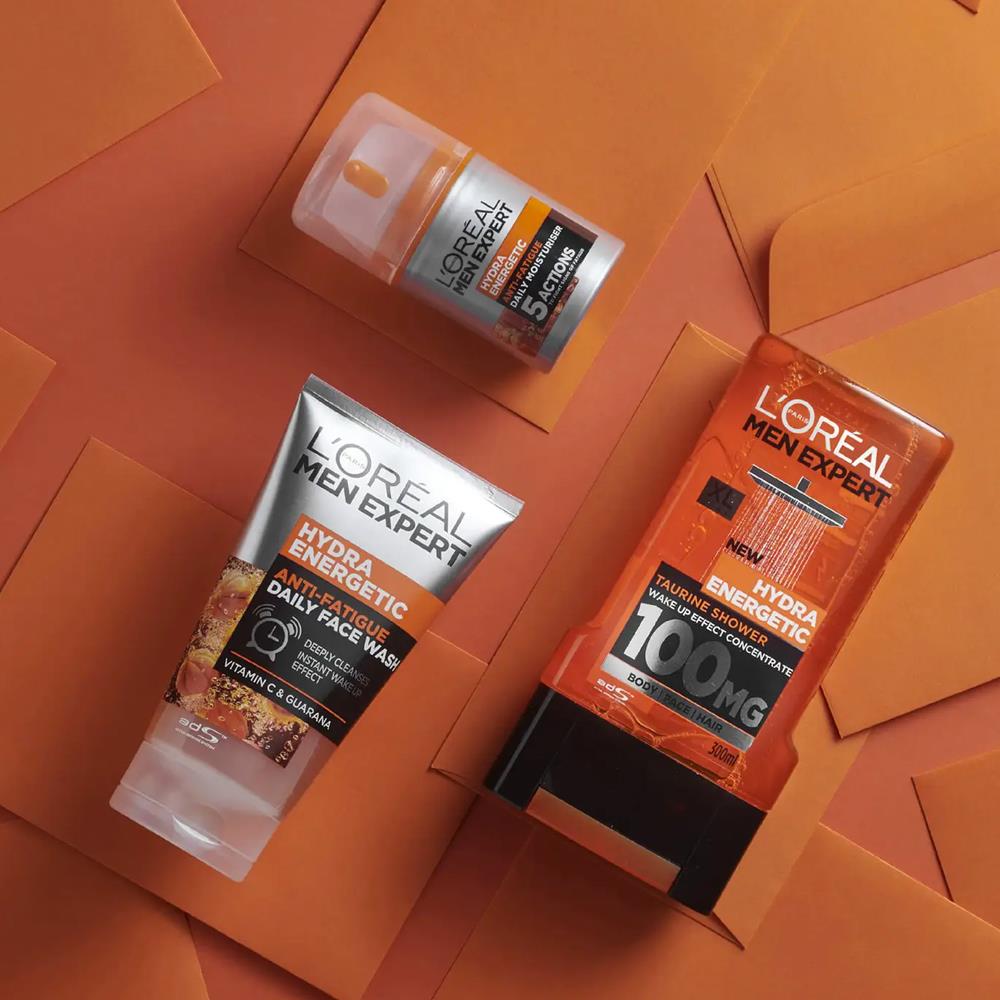 L’Oréal Men Expert grooming kit lifestyle — Alive & Kicking trio shown for gym-bag or travel use, ideal gift for him.