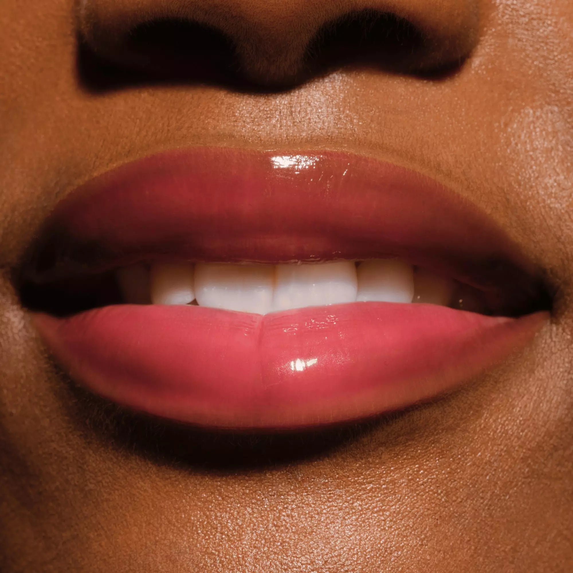 Moisturising lip balm with mango, shea butter and peptides by Catrice