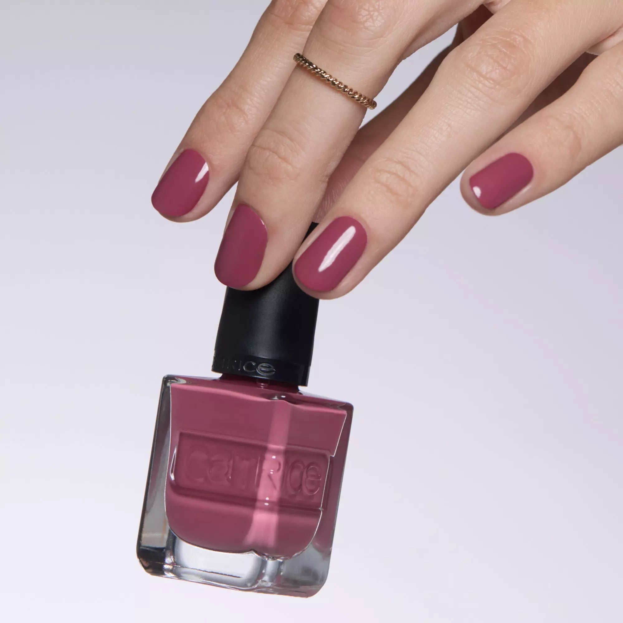 Holding reddish mauve gel-look polish – Catrice 007 nail lacquer