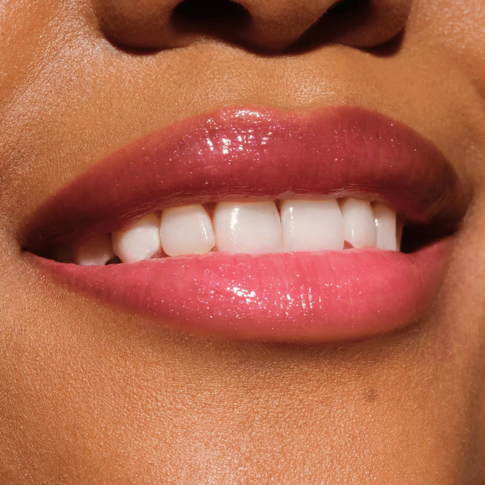 Catrice Melt & Plump Lip Plumper 050 Tropic Like It’s Hot in red Close up on lips 