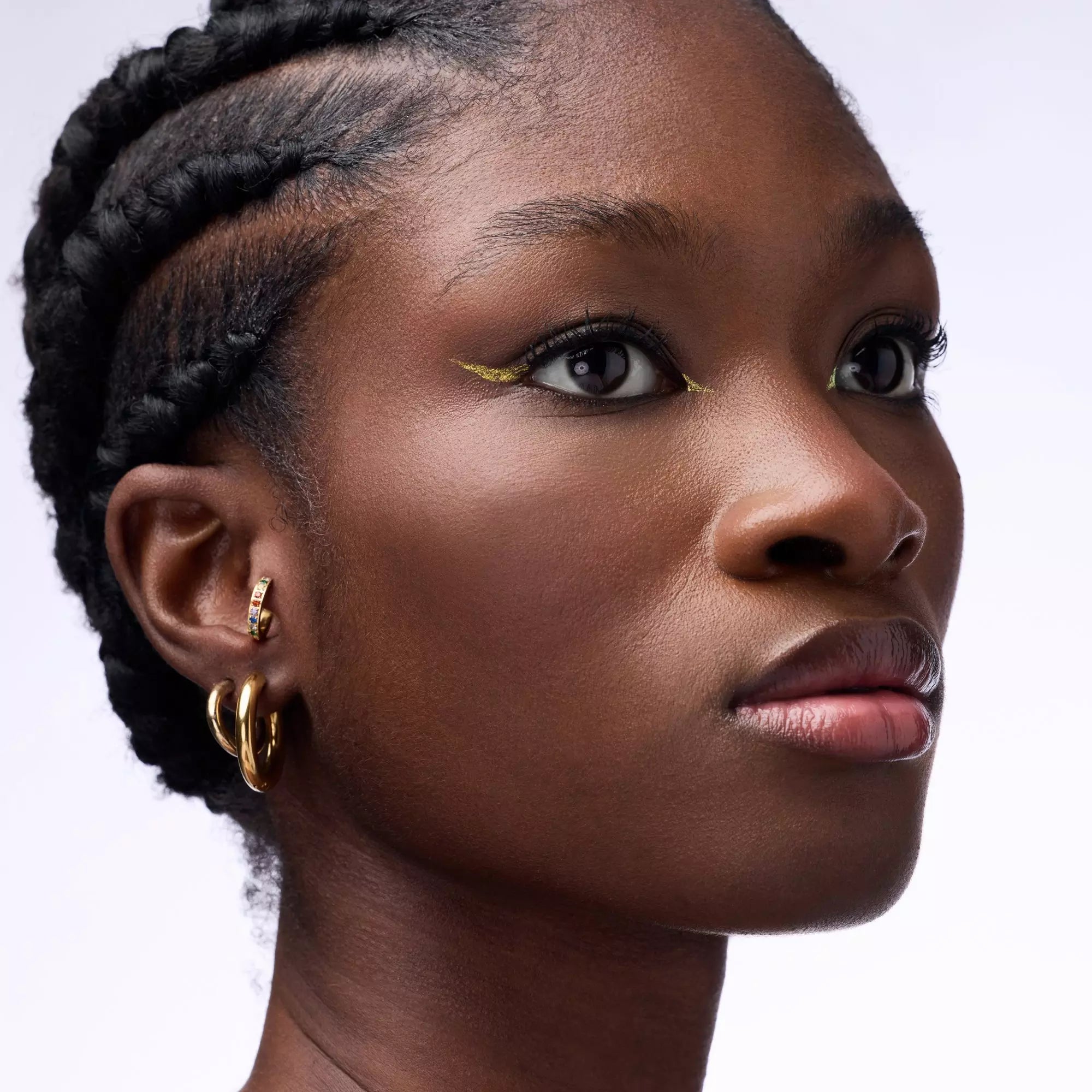 Catrice gold eyeliner on dark skin – 020 Galactic Glitter bright eye look
