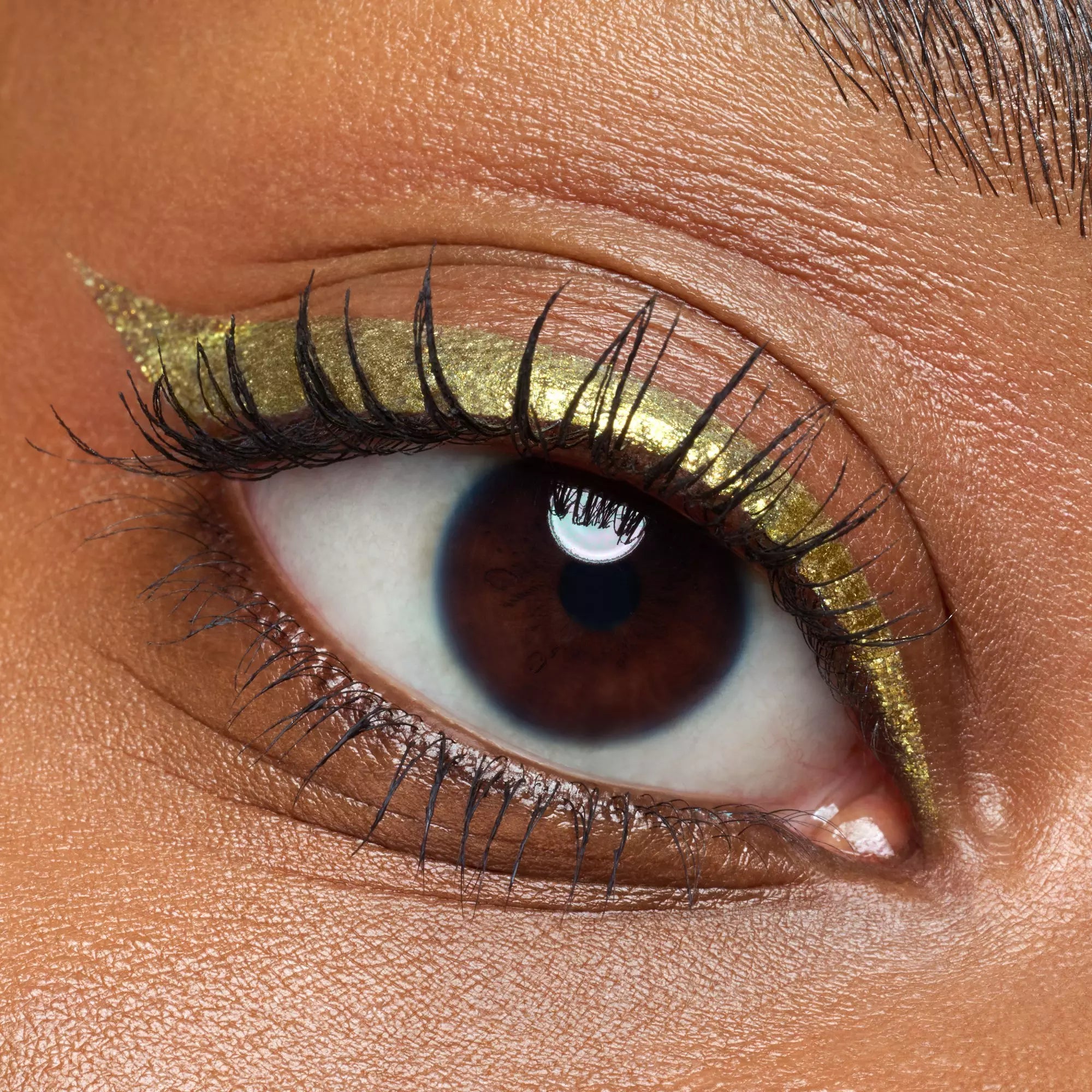 Close-up gold eyeliner detail – Catrice 020 Galactic Glitter on lashes