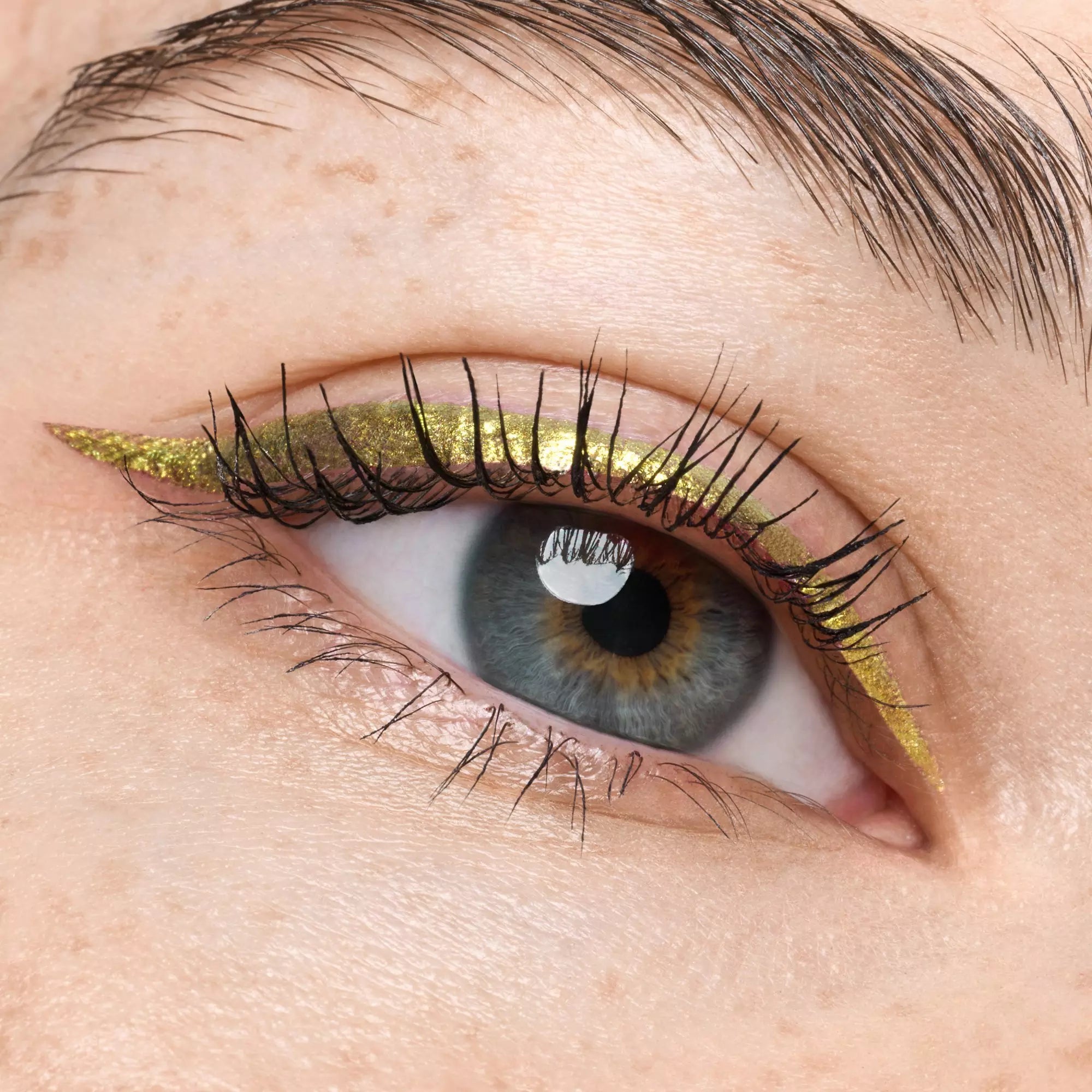 Gold eyeliner on blue eyes – Catrice Space Glam 020 glitter eye makeup