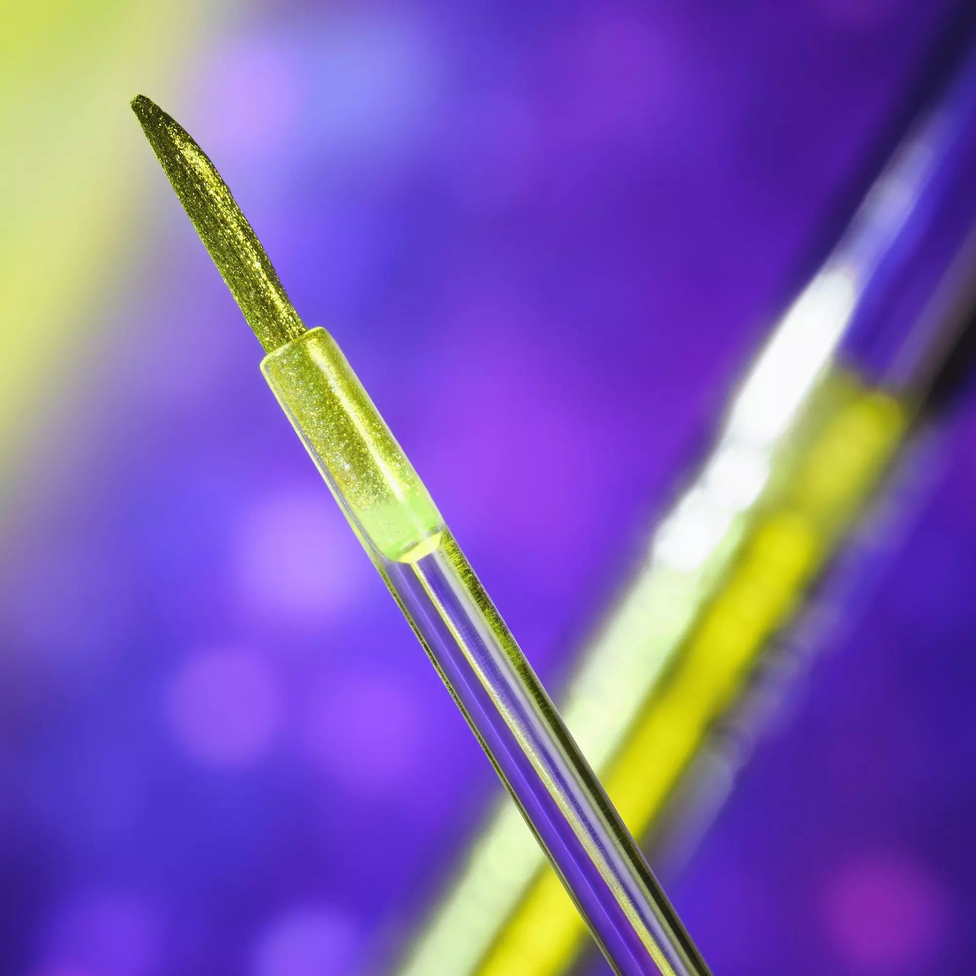Glitter eyeliner brush tip in lemon-gold shade – Catrice Space Glam close-up