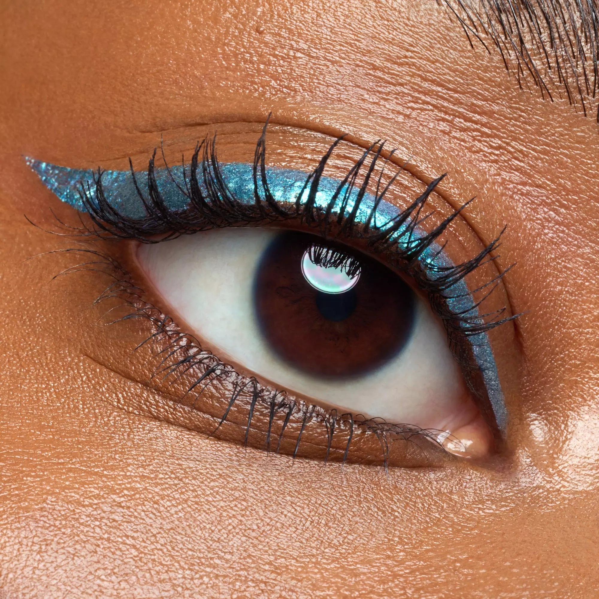 Brown eye makeup look with blue chrome liquid eyeliner – Catrice Space Glam