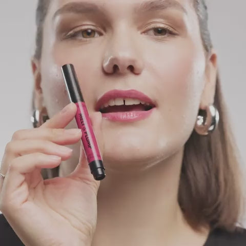 Model applying and wearing Catrice 040 Call Nine Wine juicy lip plumper
